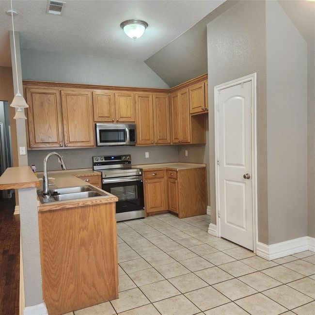 Roomy Kitchen with Pantry | Image 7
