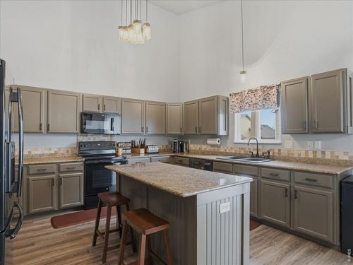 3325 Crazy Horse Dr, Wellington, CO, 80549-3030 | Card Image