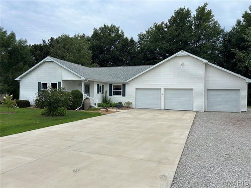 102 Country Ln, Vandalia, IL, 62471-9244 | Card Image