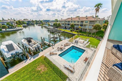 11723 1st St E, TREASURE ISLAND, FL, 33706 | Card Image