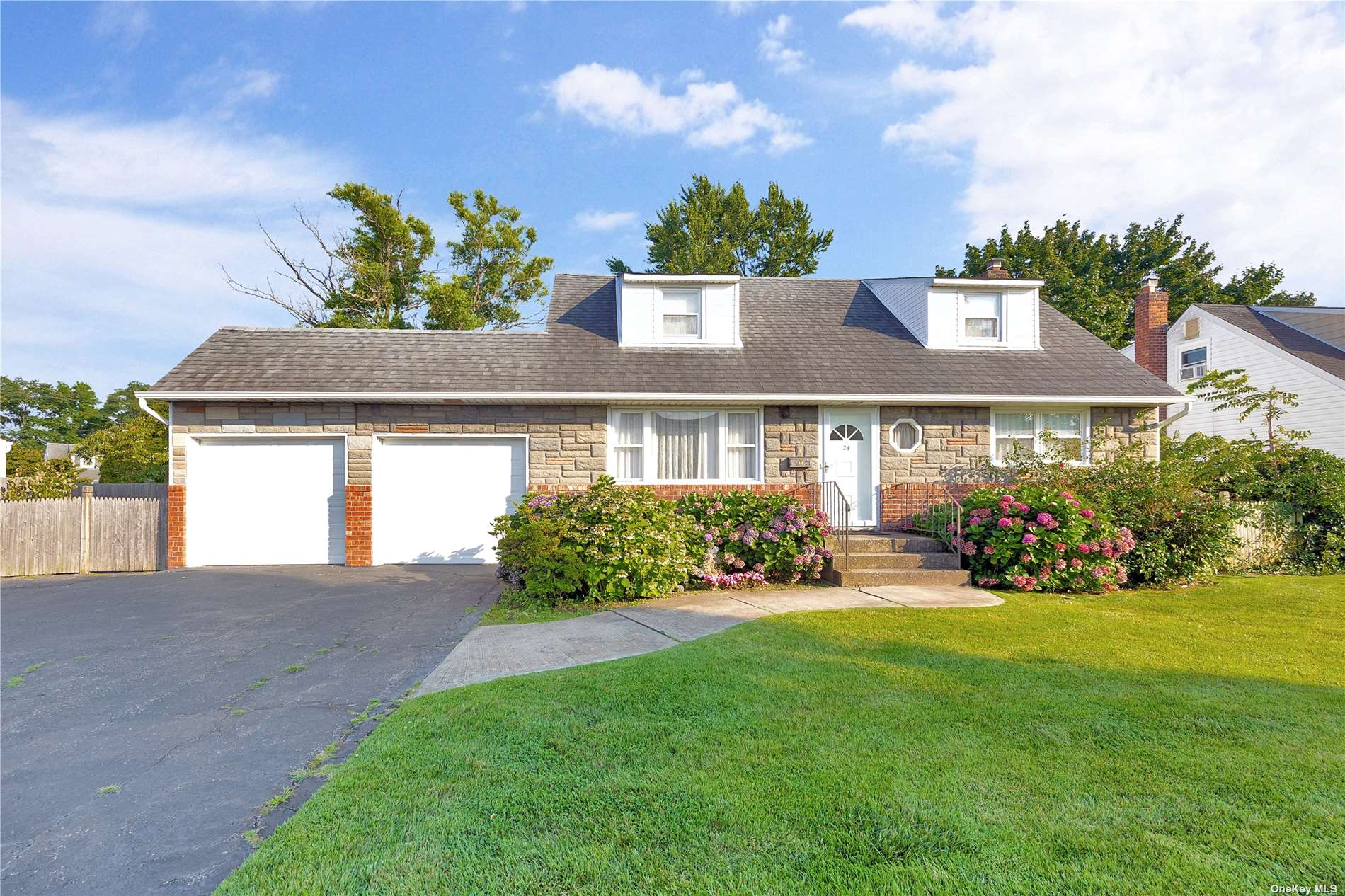 Colonial Dr, Farmingdale, NY 11735