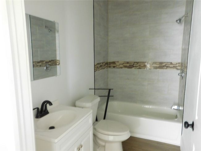 Hall bath ceramic tile shower/tub | Image 18