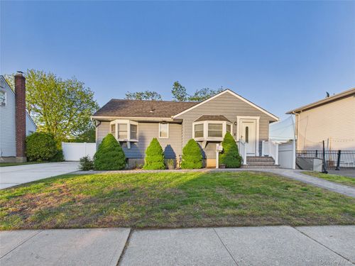 9 Ferndale Dr, Hicksville, NY, 11801-6004 | Card Image