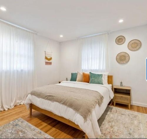 1 Dogwood St, Sag Harbor, NY, 11963-1727 | Card Image