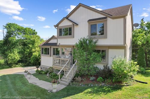 24143 Farmington Road, Farmington, MI, 48336 | Card Image