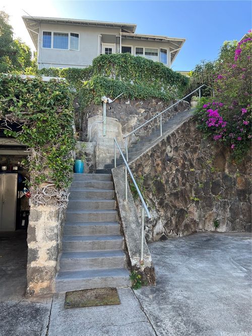 2158 Makanani Dr, Honolulu, HI, 96817-2034 | Card Image