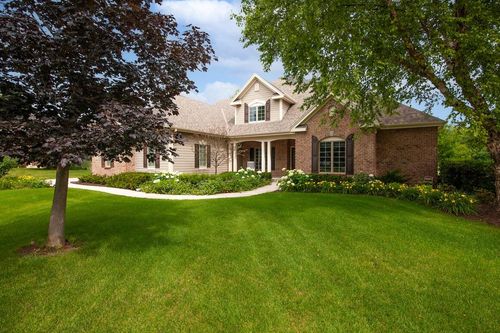 1240 Four Winds Way, Hartland, WI, 53029-8561 | Card Image