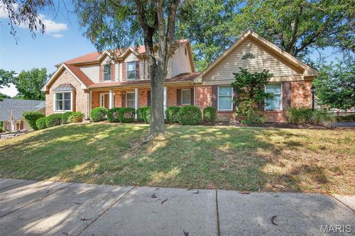 385 Greentrails Dr S, Chesterfield, MO, 63017-2983 | Card Image