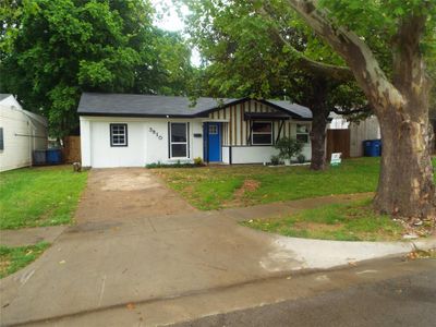 View of front of home featuring a front lawn | Image 1