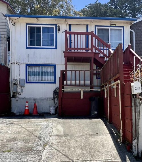 247 Frankfort St, Daly City, CA, 94014-1316 | Card Image