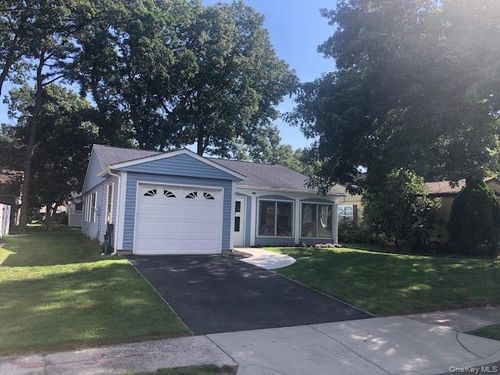 185 Kingston Dr, Ridge, NY, 11961-2027 | Card Image