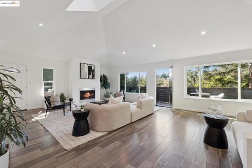 6520 Heather Ridge Way, Oakland, CA, 94611-1252 | Card Image