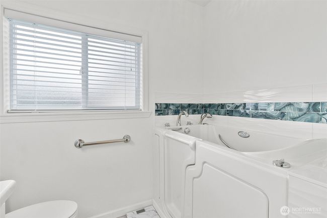 Walk-in tub primary bath. | Image 26