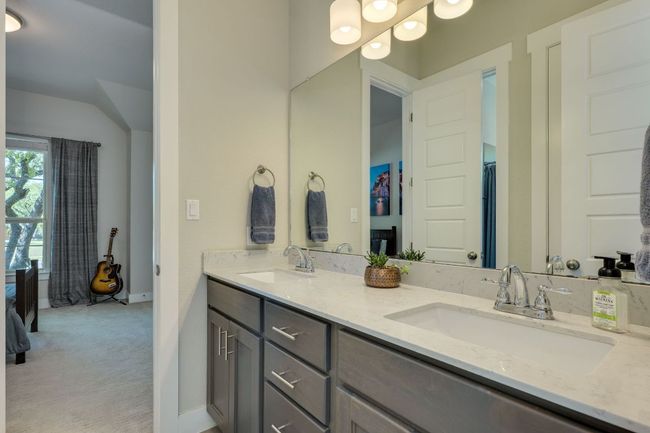 Bathroom connecting 2 front bedrooms | Image 32