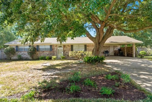2053 Carolwood Dr, Biloxi, MS, 39532-4261 | Card Image