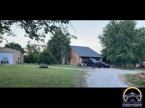 9020 Sw Wanamaker Rd, Wakarusa, KS, 66546-9694 | Card Image