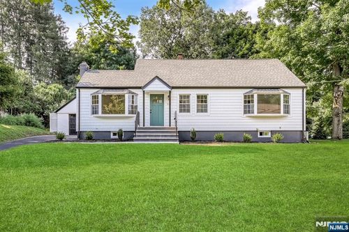 924 Franklin Avenue, Franklin Lakes, NJ, 07417 | Card Image