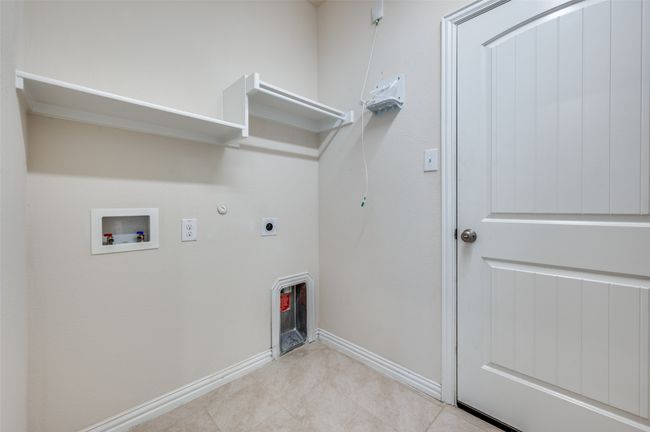 Laundry area with hookup for a gas dryer, hookup for dryer and washer | Image 18