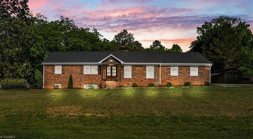 2006 Ledford Rd, Greensboro, NC, 27406-9424 | Card Image