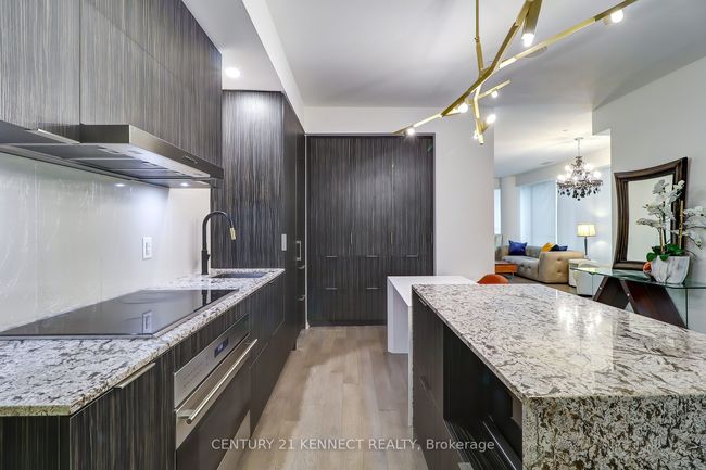 526 - 1 Bloor St E, Condo with 3 bedrooms, 2 bathrooms and null parking in Toronto ON | Image 15