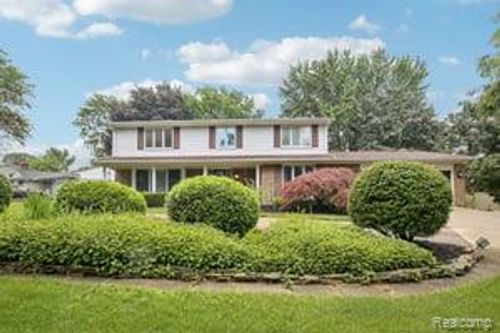 402 Thomas Ln, Grand Blanc, MI, 48439-1526 | Card Image