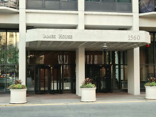 2901j-1560 N Sandburg Ter, Chicago, IL, 60610-7726 | Card Image