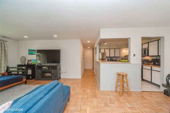 APT-101 - 1002 Castilian Ct, Condo with 2 bedrooms, 2 bathrooms and 1 parking in Glenview IL | Image 5