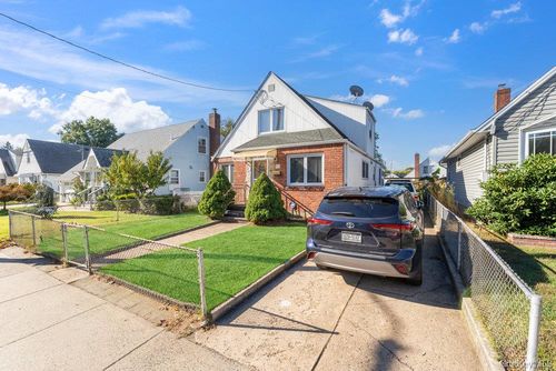 543 Lakeville Rd, New Hyde Park, NY, 11040-3005 | Card Image