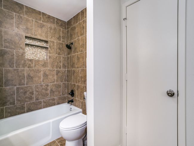 Full bathroom featuring toilet and shower / bathtub combination | Image 17
