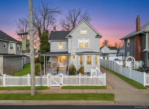 297 E Columbia St, Hempstead, NY, 11550-2836 | Card Image