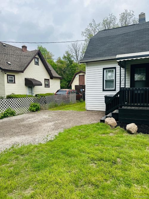 2021 Brooks St, Flint, MI, 48507-1417 | Card Image