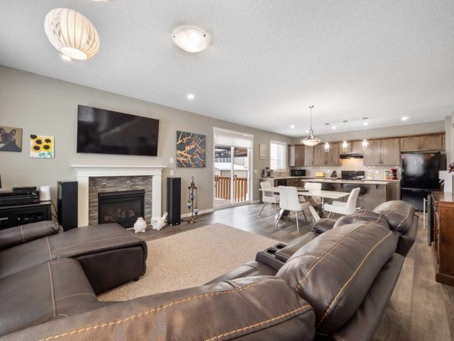 12 Yorkstone Heath Sw, Home with 4 bedrooms, 2 bathrooms and 4 parking in Calgary AB | Image 6