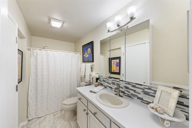 Guest bath with laundry | Image 19