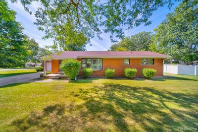 21496 Hcl Jackson, Home with 3 bedrooms, 2 bathrooms and null parking in Grosse Ile Twp MI | Image 1