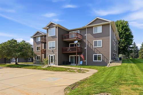 6-4702 Chadwick Rd, Cedar Falls, IA, 50613-7926 | Card Image