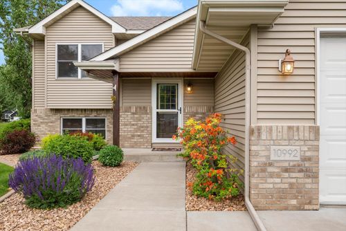 10992 Shoreline Ct, Chisago City, MN, 55013-8406 | Card Image