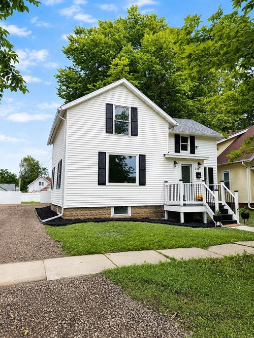 226 4th Ave E, Cresco, IA, 52136-1422 | Card Image