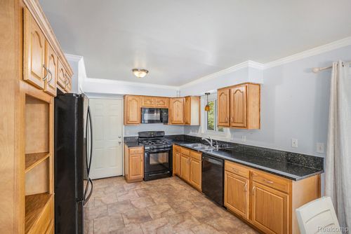 5216 Birchcrest Dr, Swartz Creek, MI, 48473-1004 | Card Image