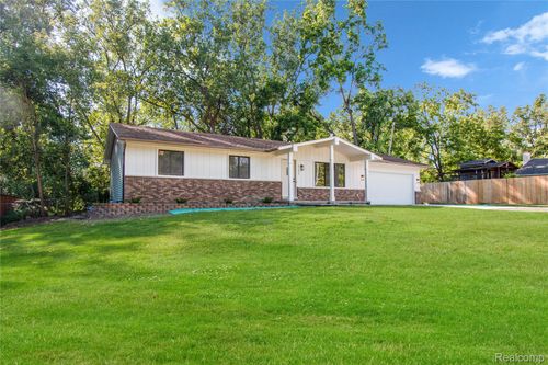 21423 Gill Rd, Farmington, MI, 48335-4638 | Card Image