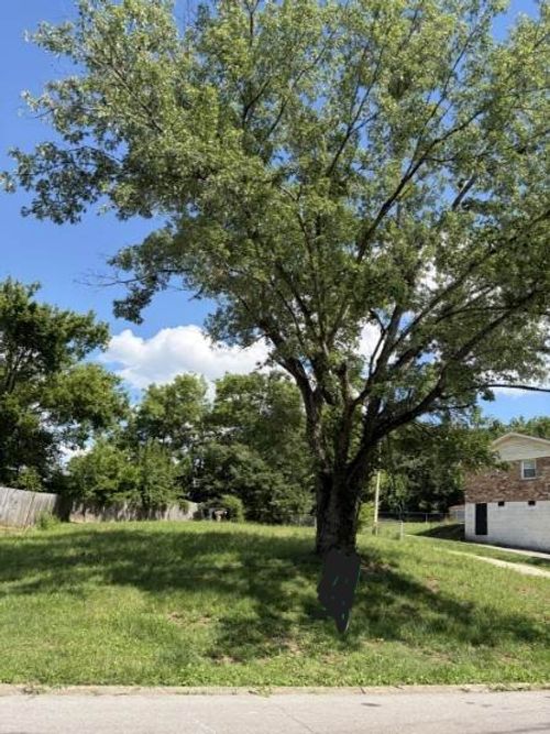 504 Combs Ter, Nashville, TN, 37207-3805 | Card Image