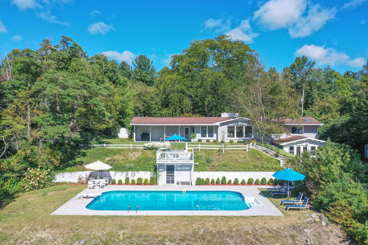 Davis Ln, Dowagiac, MI 49047