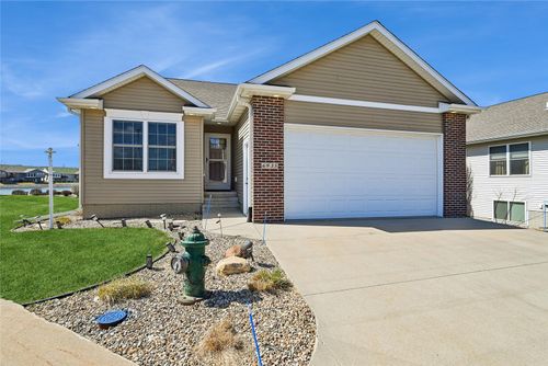 6935 Waterview Dr Sw, Cedar Rapids, IA, 52404-7749 | Card Image