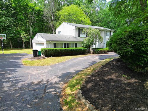 30851 Woodstream Dr, Farmington Hills, MI, 48334-1148 | Card Image