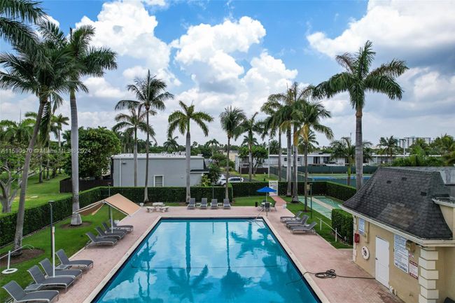 45 - 600 Ne 25th Ave, Condo with 3 bedrooms, 2 bathrooms and null parking in Hallandale Beach FL | Image 49