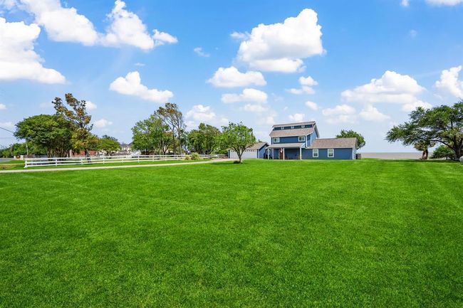 11320 Cedar Gully Rd, House other with 3 bedrooms, 2 bathrooms and 3 parking in Beach City TX | Image 4