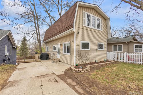 9473 Huron, Pinckney, MI, 48169-9419 | Card Image