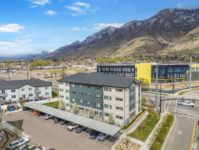 Bird's eye view with a mountain view | Image 5