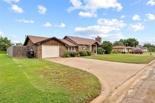 801 N 6th St, Thomas, OK, 73669-8109 | Card Image