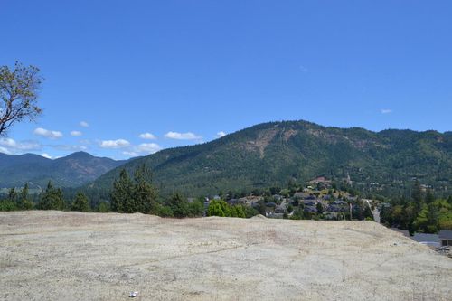 2050 Se Wyndham Way, Grants Pass, OR, 97527-5666 | Card Image