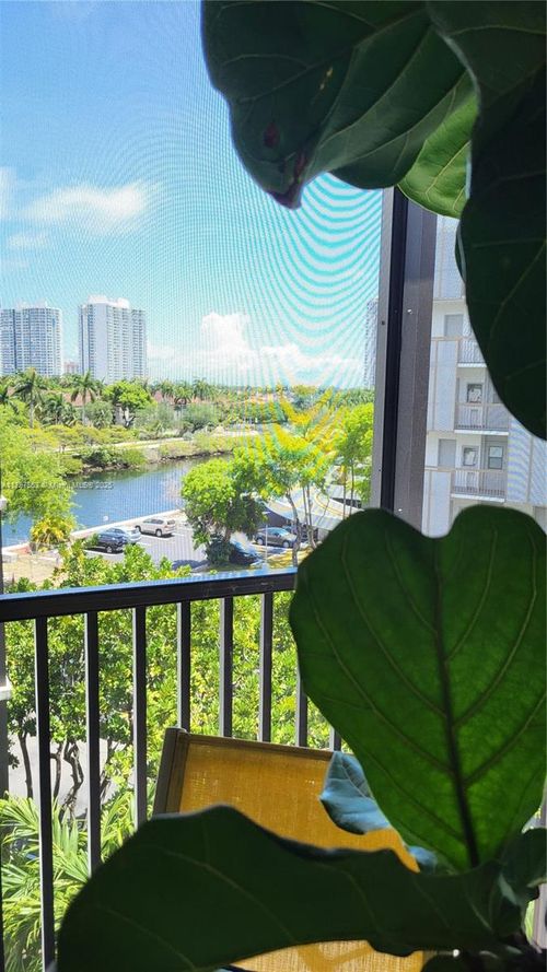 apt-614-3475 N Country Club Dr, Aventura, FL, 33180-1779 | Card Image